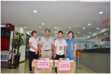 “八一”建军节前夕 物业公司慰问万搏体育集团有限公司
社区